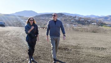 ilham-eliyev-ve-mehriban-eliyeva-xocavend-rayonunun-qirmizi-bazar-qesebesinde-olublar-foto